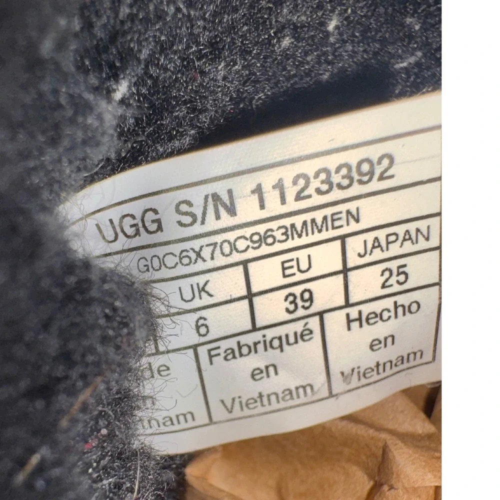 UGG Classic Short Logo buckle Black Suede Sheepskin Boots rare Womens 8